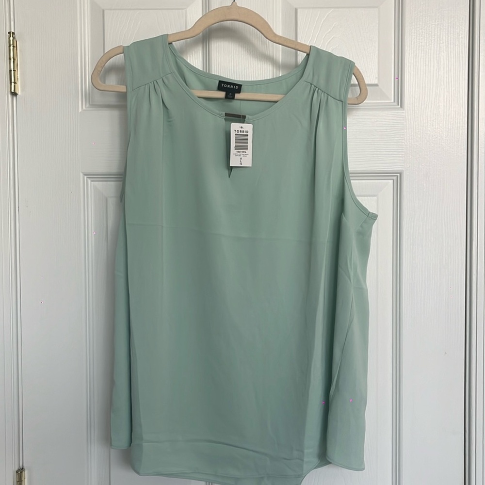 NWT Torrid Size 12 Studio Crepe de Chine Woven Metal Keyhole Tank Coral
